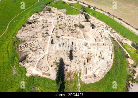 Parco nazionale di Tel Megiddo, conosciuto anche in greco come Armageddon, una città profetizzata per una battaglia durante gli ultimi tempi, vista aerea. Foto Stock