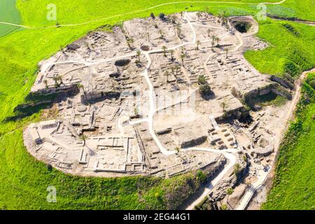 Parco nazionale di Tel Megiddo, conosciuto anche in greco come Armageddon, una città profetizzata per una battaglia durante gli ultimi tempi, vista aerea. Foto Stock