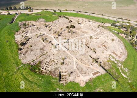 Parco nazionale di Tel Megiddo, conosciuto anche in greco come Armageddon, una città profetizzata per una battaglia durante gli ultimi tempi, vista aerea. Foto Stock