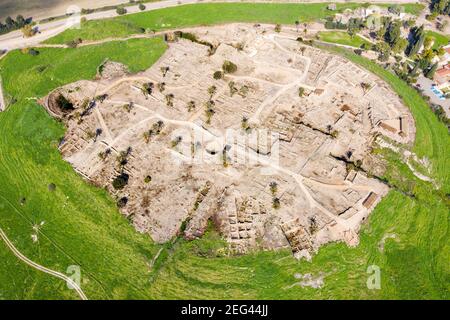 Parco nazionale di Tel Megiddo, conosciuto anche in greco come Armageddon, una città profetizzata per una battaglia durante gli ultimi tempi, vista aerea. Foto Stock