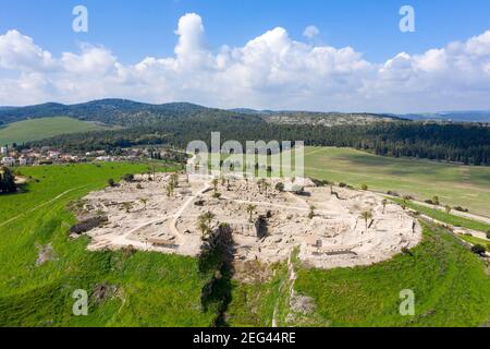 Parco nazionale di Tel Megiddo, conosciuto anche in greco come Armageddon, una città profetizzata per una battaglia durante gli ultimi tempi, vista aerea. Foto Stock