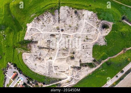 Parco nazionale di Tel Megiddo, conosciuto anche in greco come Armageddon, una città profetizzata per una battaglia durante gli ultimi tempi, vista aerea. Foto Stock