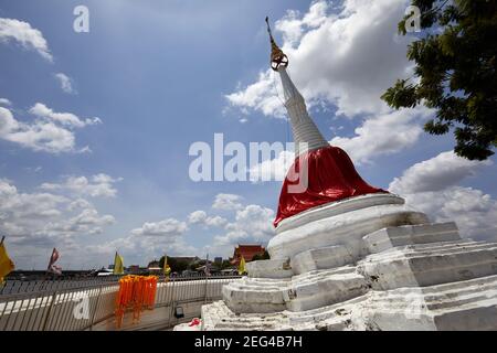 Il lato lop Mu Tao Chedi, parte di Wat Paramaiyikawas. Il chedi, all'angolo nord-est di Ko Kret affondò a causa della subsidenza della terra Foto Stock