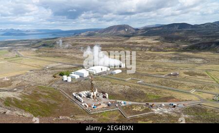 Nesjavellir, Islanda - Maggio 2019: Strutture geotermiche di Nesjavellir in Islanda. Area geotermica con piscine di fango bollenti e fumarole fumanti in Islanda Foto Stock