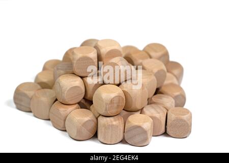 Un sacco di cubetti di legno su sfondo bianco Foto Stock