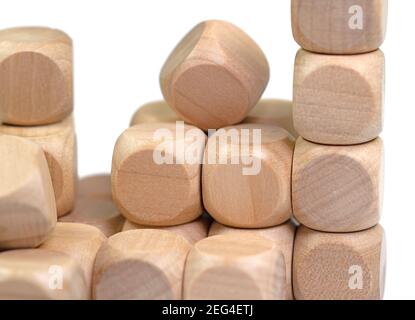 Un sacco di cubetti di legno su sfondo bianco Foto Stock