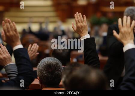 Bucarest, Romania - 17 febbraio 2021: Profondità di campo poco profonda (fuoco selettivo) con i dettagli del voto dei parlamentari rumeni alzando le mani. Foto Stock