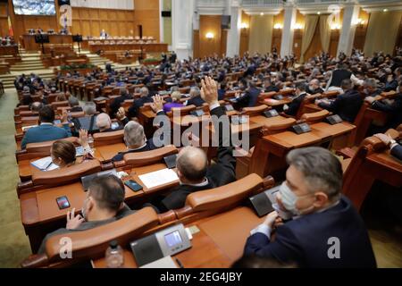 Bucarest, Romania - 17 febbraio 2021: Profondità di campo poco profonda (fuoco selettivo) con i dettagli del voto dei parlamentari rumeni alzando le mani. Foto Stock