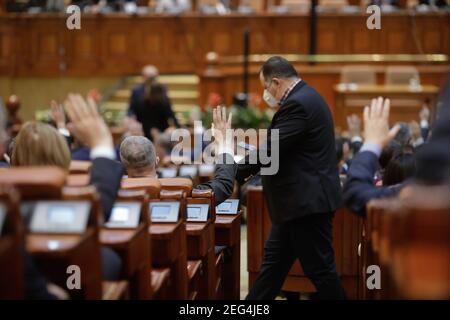 Bucarest, Romania - 17 febbraio 2021: Profondità di campo poco profonda (fuoco selettivo) con i dettagli del voto dei parlamentari rumeni alzando le mani. Foto Stock