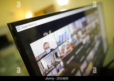 Bucarest, Romania - 4 febbraio 2021: Immagine della profondità di campo bassa (messa a fuoco selettiva) con l'app/sito della videoconferenza Zoom - lavoro da casa durante Foto Stock