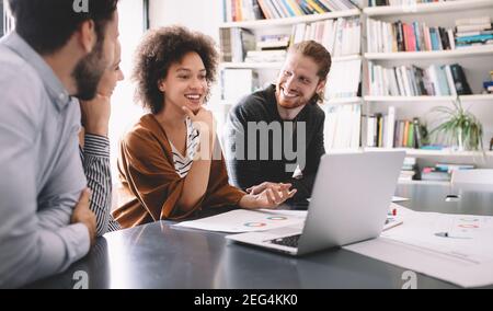 I programmatori cooperanti a esso azienda nello sviluppo delle applicazioni Foto Stock