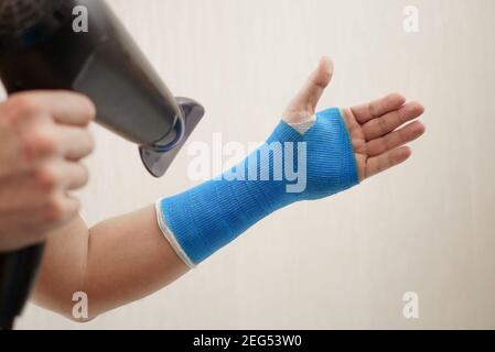 Avvolti a mano in fibra di vetro, moderna fasciatura impermeabile Foto Stock