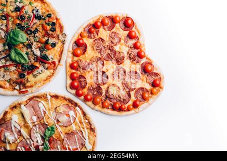 diverse pizze di vario genere in assortimento, primo piano Foto Stock