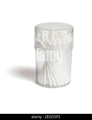 Bastoncini di cotone in contenitore di plastica su sfondo bianco Foto Stock