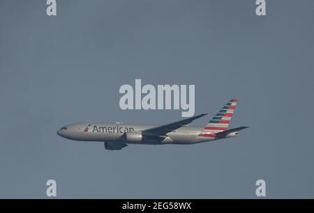 18 febbraio 2021. American Airlines Boeing 777 N772AN per l'avvicinamento finale a Londra Heathrow da Miami. Credito: Malcolm Park/Alamy Foto Stock