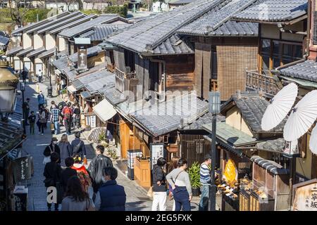 I visitatori camminano lungo Ninenzaka, o Ninen-zaka, una strada pedonale preservata per lo shopping nell'area di Higashiyama di Kyoto, Giappone Foto Stock