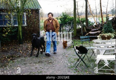 Dienstleistungen, Niederländischer Drehbuchautor und Schauspieler, zuhause mit den Hunden in Vlaardingen, Niederlande um 1998. Foto Stock