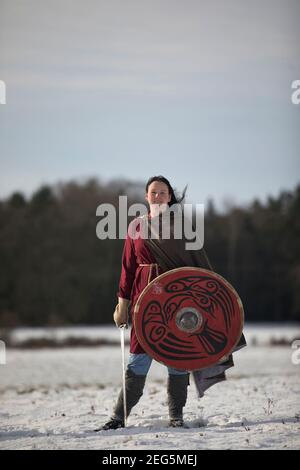 Vichingo scudo-maiden in piedi armati e pronti in un paesaggio nevoso Foto Stock