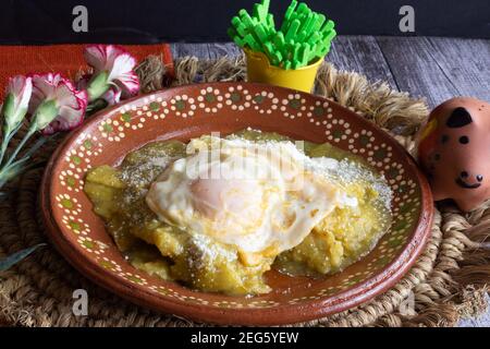 Peperoncini verdi messicani con uovo medio Foto Stock