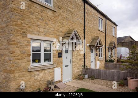 Cottage di nuova costruzione ma dal design simpatico. Cotswold Market Town Tetbury, Gloucestershire, Regno Unito Foto Stock