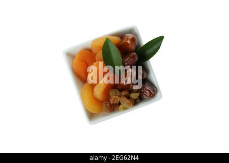 Ciotola con frutta secca isolata su fondo bianco Foto Stock