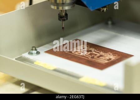 Macchina per la produzione di trucioli. Il chip vuoto si trova sul tavolo della macchina Foto Stock