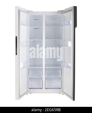 Dispositivo principale - Vista frontale con porte aperte bianche, due porte affiancate, frigorifero su sfondo bianco. Isolato Foto Stock