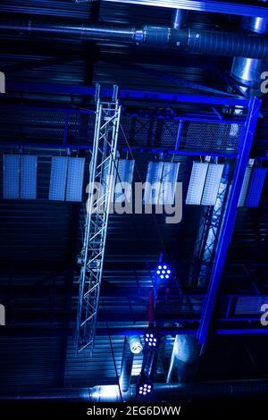 Comunicazioni sul soffitto del complesso sportivo. Foto Stock