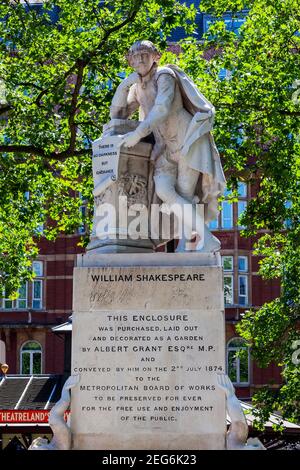 Statua in marmo di William Shakespeare eretta nel 1874 in piazza Leicester Gardens London England UK è un popolare viaggio turistico destinazione attratti Foto Stock