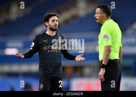 Liverpool, Regno Unito, 17 febbraio 2021. Nella foto da sinistra a destra, Bernardo Silva di Manchester City reagisce all'arbitro Andre Marriner. Credit: Anthony Devlin/Alamy Live News Foto Stock