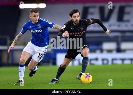 Liverpool, Regno Unito, 17 febbraio 2021. Nella foto da sinistra a destra, Lucas Digne di Everton e Bernardo Silva di Manchester City in azione. Credit: Anthony Devlin/Alamy Live News Foto Stock