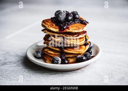 Immagine di alcuni pancake con more e zucchero su legno sfondo e. Foto Stock