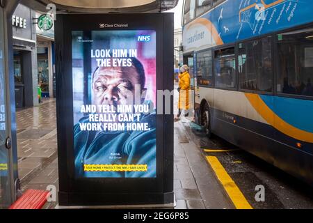 Governo britannico NHS coronavirus COVID-19 guardali negli occhi Poster della campagna sanitaria presso una fermata dell'autobus a Brighton UK Foto Stock