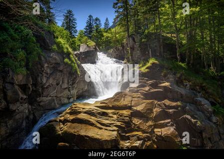 Cascata di Cerisey nella strada di le Chemin des Cascades tra Cauterets e Pont d'Espagne (Cauterets, Parco Nazionale dei Pirenei, Francia) Foto Stock