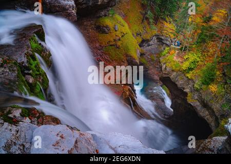 Estrecho Cascade in autunno (Ordesa e Monte Perdido NP, Pirenei, Spagna) ESP: Cascada del Estrecho en otoño (PN Ordesa y Monte Perdido, Aragona) Foto Stock