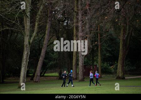 Runners al Cannon Hill Park a Birmingham in una mattina bagnata e ventosa. Data immagine: Giovedì 18 febbraio 2021. Foto Stock