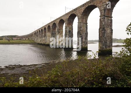 Il Royal Border Bridge che attraversa il fiume Tweed Foto Stock