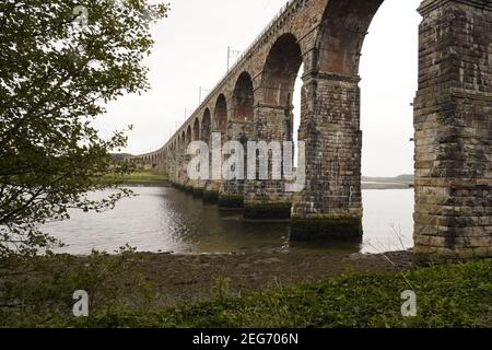 Il Royal Border Bridge che attraversa il fiume Tweed Foto Stock