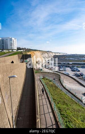 Passeggiata sotto la scogliera di Brighton Marina e parcheggio del supermercato Asda Foto Stock