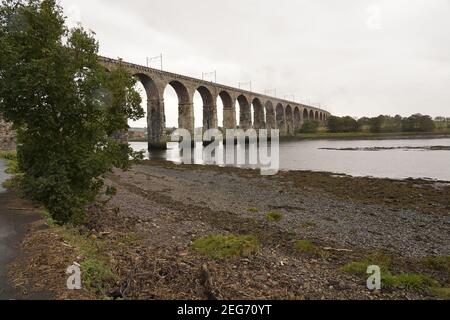 Il Royal Border Bridge che attraversa il fiume Tweed Foto Stock