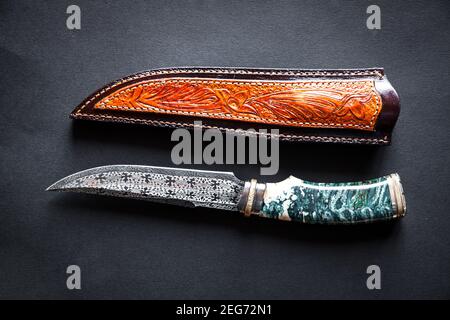 hunter combat coltello fatto a mano isolato su sfondo bianco Foto Stock