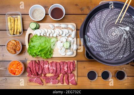 Yakiniku è il cibo che ha grigliato un sottile manzo affettato e immerso in una salsa di soia a base di salsa. Griglia a gas Yakiniku per grigliare cibo in azienda pf frien Foto Stock