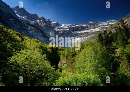 Vista estiva al Cirque de Gavarnie (Gavarnie, Pirenei, Francia) ESP: Vistas de verano del circo de Gavarnie (Gavarnie, Pirineos, Francia) FR Foto Stock