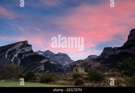 Alba da Vió (Aragon). Vista sul canyon di Añisclo (Ordesa e Parco Nazionale del Monte Perdido, Spagna, Pirenei) Foto Stock