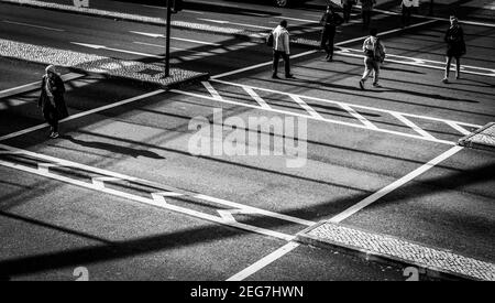 LISBONA, PORTOGALLO - 17 dicembre 2020: Persone che attraversano una strada in una traversata di zebra di fronte al centro commerciale Vasco da Gama Foto Stock