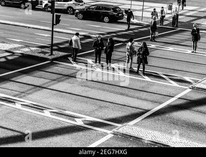 LISBONA, PORTOGALLO - 17 dicembre 2020: Persone che attraversano una strada in una traversata di zebra di fronte al centro commerciale Vasco da Gama Foto Stock