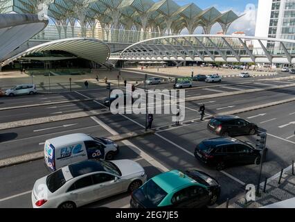 LISBONA, PORTOGALLO - 17 dic 2020: Stazione di Oriente e hotel Tivoli su Av. D. Jooo II, in Parque das Nacoes. Vista dal centro commerciale Vasco da Gama. Foto Stock