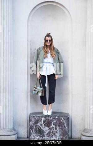 Silvia Garcia (blog di Bartaba) durante la settimana della moda di Londra Autunno/Inverno 2017 a Londra. Data immagine: Venerdì 17 febbraio 2017. Il credito fotografico dovrebbe essere: ©DavidJensen Foto Stock
