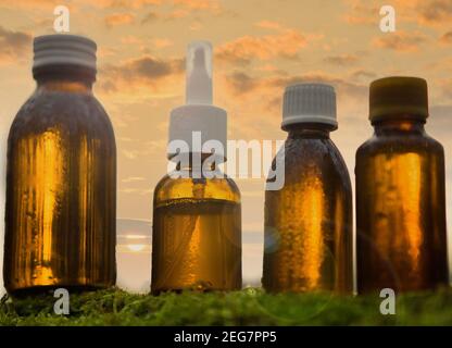 Bottiglie di colore marrone, medicina. Set di varie bottiglie, medico Foto Stock