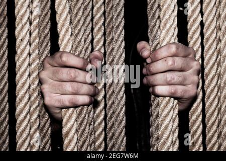 Mani maschili che tiene le linee di corda fortemente foto Foto Stock